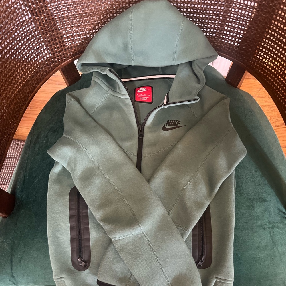 Nike Green 2 Piece Tech Fleece w/Black Trim Big Kids Size XS